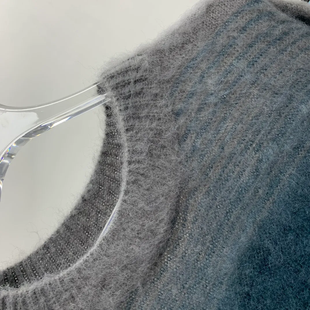 New top tested version OFFWHITE (OW) gradient mohair striped arrow sweater hoodie gradient rendering arrow couple sweater Mohair (English Mohair; Turkish: MUKHYAR) refers to the coat of Angora goats, also known as Angora goat hair. The name comes from Turkish, meaning "the best hair". It has good elasticity, pressure resistance and special luster. It is an excellent raw material for making plush fabrics and one of the most advanced animal textile fiber raw materials in the world market. Mohair has a shape similar to long wool. The fiber surface is smooth, strong luster, high strength, good elasticity, less curl, and easy to wash. Mohair can be used in jacquard blankets, long-haired coats and high-gloss wool fabrics. Mohair sweaters from ow are released every year🛒 The same style and ever-changing colors. There is really no girl who doesn’t love it. It is super suitable for wearing under a down jacket in winter without being bulky! If the lower body is missing, their favorite os version🙋🏻‍♀️ intuitively adds natural softness and fairy beauty effect, which is the best choice! The upper body is lightweight and does not weigh down the body while keeping warm. The sleeves and the gradient arrow parts on the back are repeatedly patterned until the gradient level is satisfied before large-scale products are released. The craftsmanship is extremely demanding. Each sweater is woolen at least ten times to give it a plush, thick feel and good fluffiness! ✅ Fabric composition: 50% mohair 32 spandex 18% wool, three-level anti-pilling Color: black and white gradient Sizes Mohair is lighter and softer, so be careful not to machine wash it, not machine washable! ! emphasize! !  ⚠️Hand wash with warm water and cold water P:440